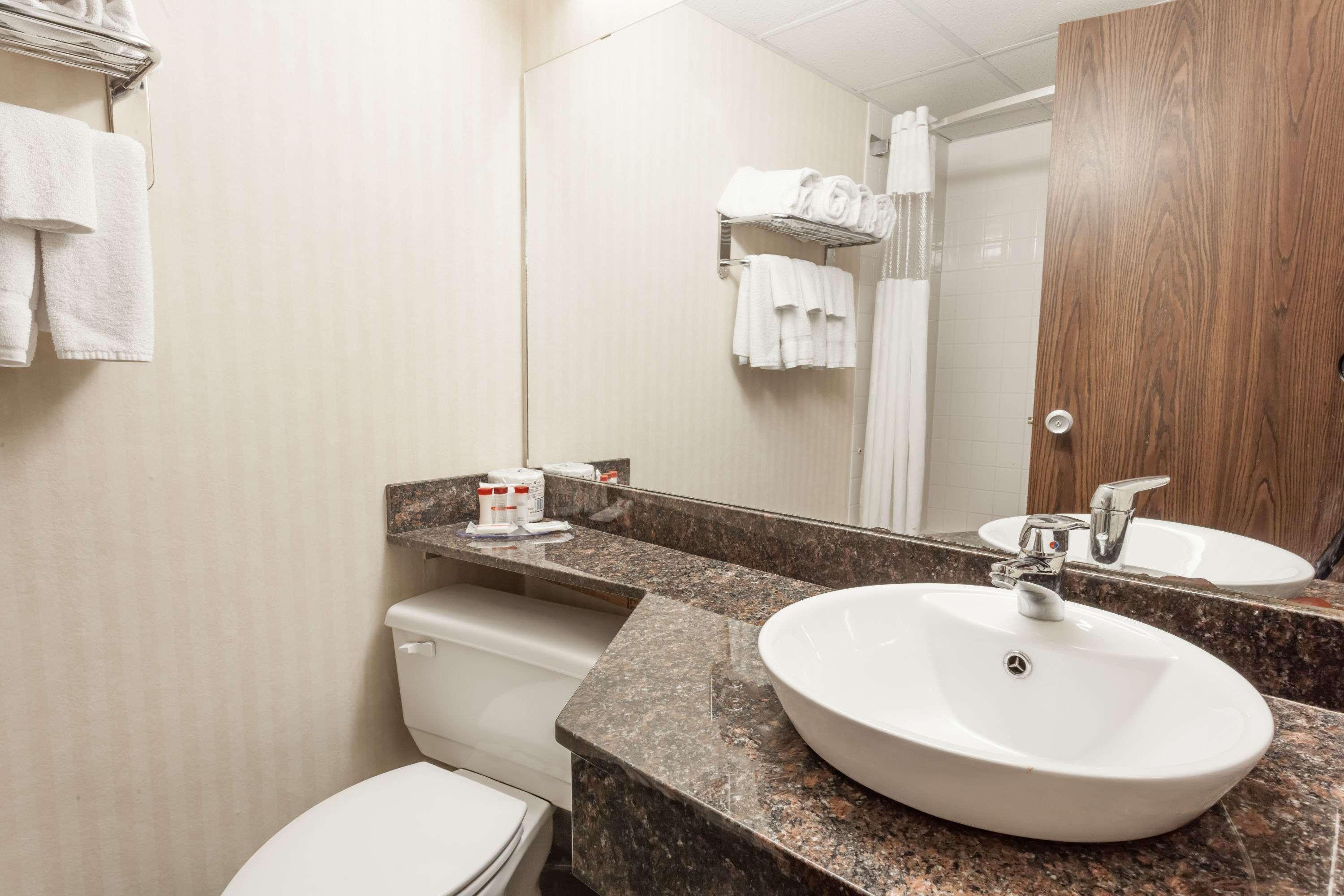 Ramada By Wyndham Fredericton Hotell Exteriör bild